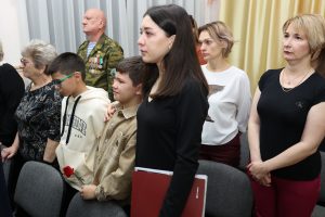 Астраханские патриоты на открытии Парты Героя в НОШ № 19